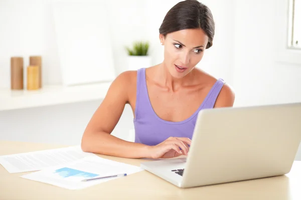 Mujer hispana inteligente trabajando en su portátil — Foto de Stock