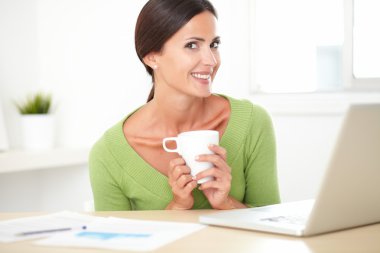 Oturma ve çalışma masasının üstüne İspanyol genç kadın