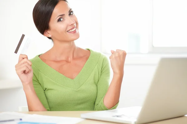 Mulher sorrindo compras na internet — Fotografia de Stock