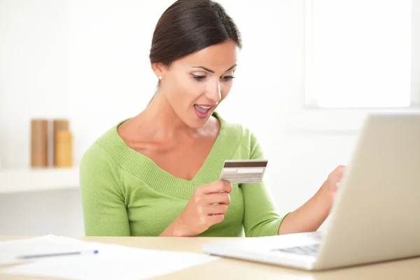 Shocked woman shopping with her credit card — Stock Photo, Image