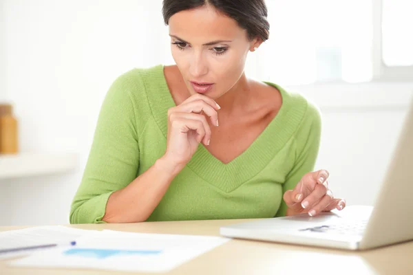 Schöne Frau fragt sich während der Arbeit am Laptop — Stockfoto