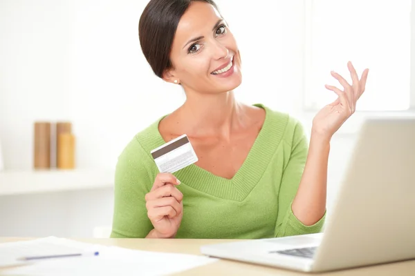 Smiling young woman buying on e-commerce from home — Stock Photo, Image