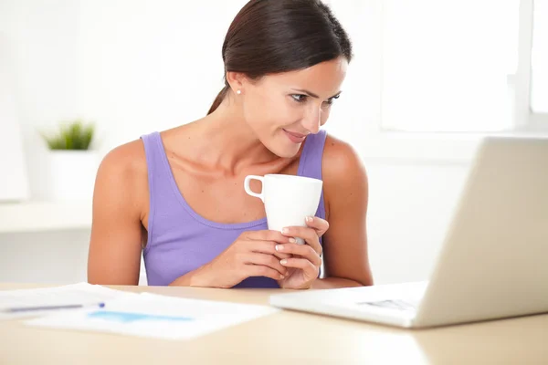 Spaanse vrouw met behulp van het web voor het bedrijfsleven — Stockfoto