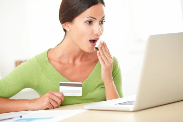 Mulher chocada usando seu cartão de crédito para comprar — Fotografia de Stock