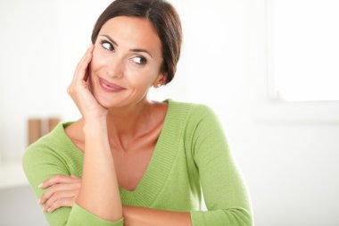 Gülümseyen ve seyir dostu latin Bayan memnun