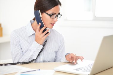 Genç kadın çalışan müşteri hizmeti yapmış