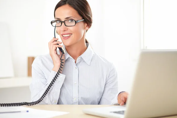 Mulher de negócios bonita usando o telefone no escritório — Fotografia de Stock