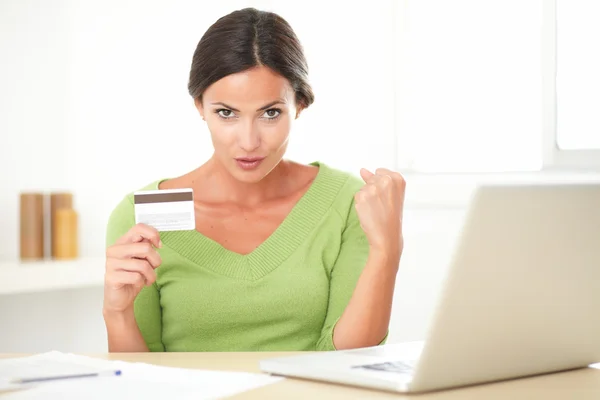 Senhora alegre usando seu laptop para compra on-line — Fotografia de Stock