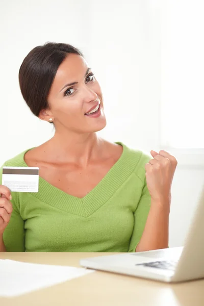 Jovem mulher comprando online enquanto celebra — Fotografia de Stock