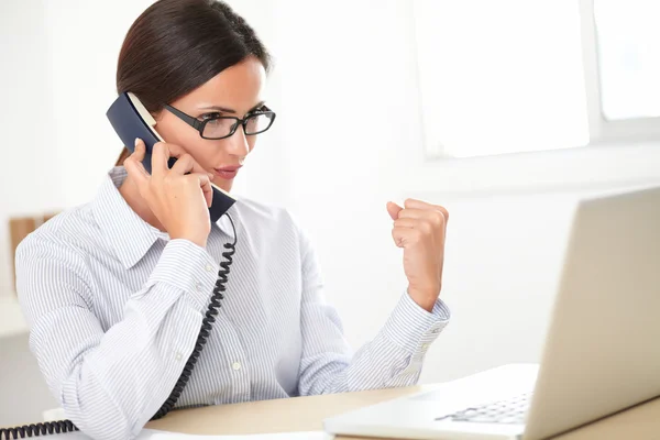 Esmer kadın yönetici telefonu kullanma — Stok fotoğraf