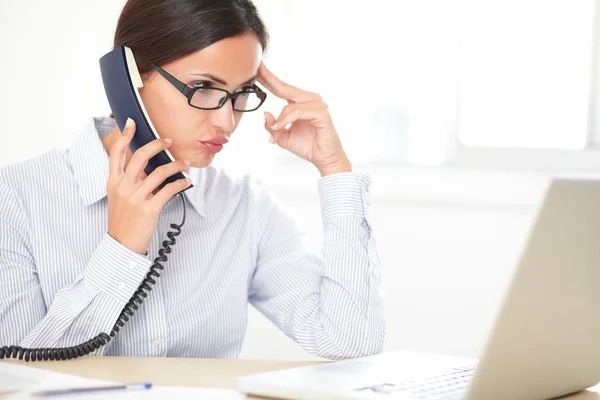 Hübsche weibliche Führungskraft im Telefongespräch — Stockfoto