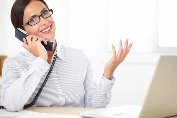 Female corporate executive talking on the phone — Stock Photo, Image