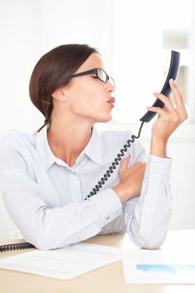 Mujer adulta besándose ejecutiva al teléfono —  Fotos de Stock