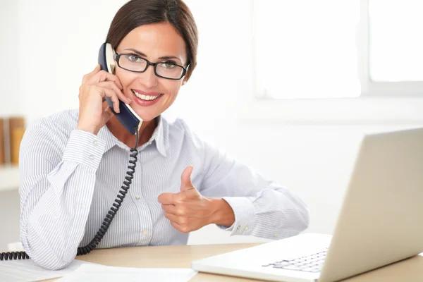 Recepcionista latino falando ao telefone — Fotografia de Stock