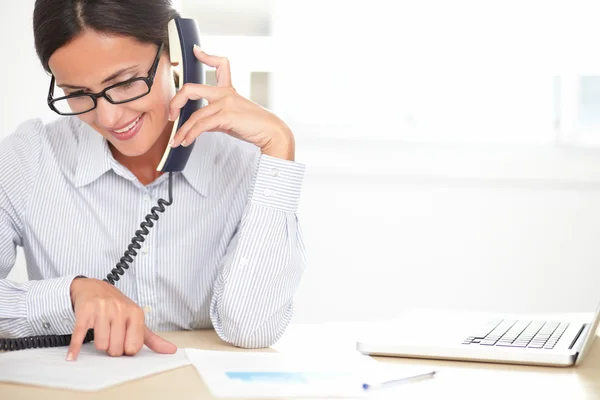 Trabalhadora da empresa a falar ao telefone — Fotografia de Stock