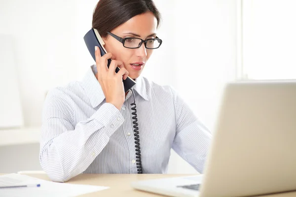 Adult female employee doing customer service — Stock Photo, Image