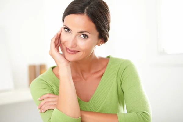 Mulher adulta encantadora sorrindo com satisfação — Fotografia de Stock