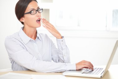 İş bilgisayarında çalışan