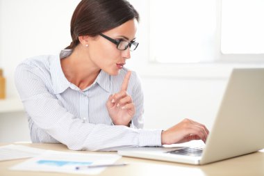 Çok kadın yönetici onu laptop kullanma