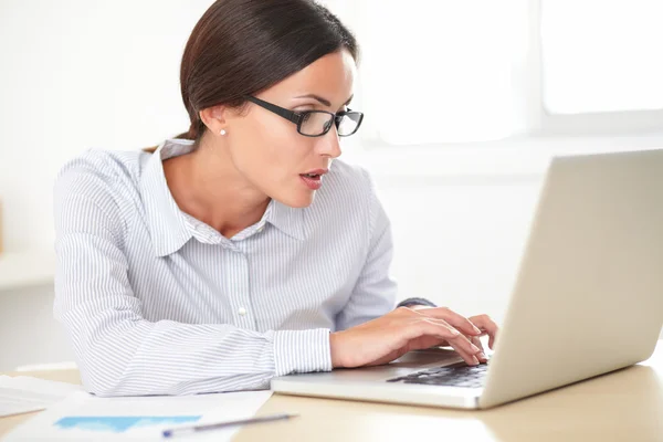 Latín bastante recepcionista trabajando en el portátil — Foto de Stock