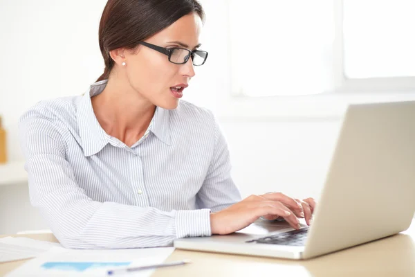 Ragazza fiduciosa segretaria utilizzando il suo computer — Foto Stock