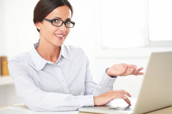 Mutlu kadın çalışan bilgisayar kullanarak — Stok fotoğraf