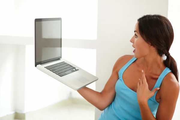 Fit vrouw kijken naar haar laptop scherm — Stockfoto