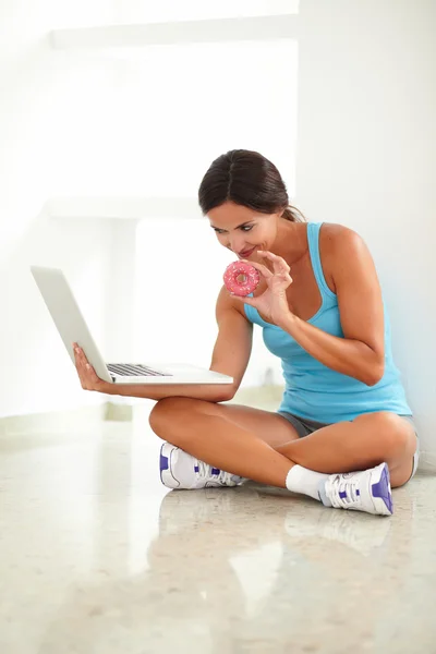 Donna sorridente che utilizza il suo computer portatile per chattare — Foto Stock