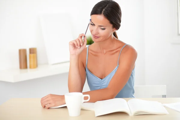 Belle femme travaillant dans la maison — Photo