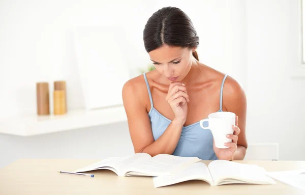 Stilvolle Frau denkt beim Studium ihrer Bücher — Stockfoto