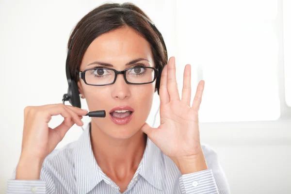 Confiada mujer ejecutiva conversando en auriculares —  Fotos de Stock