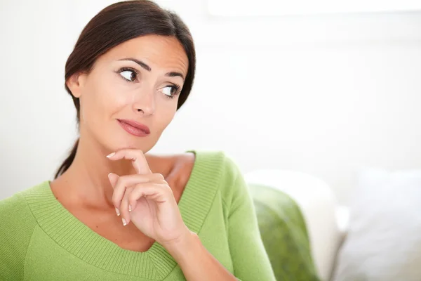 Selbstbewusste Frau denkt beim Wegschauen — Stockfoto