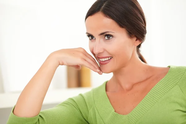 Young woman with hand on chin looking away — Stock Photo, Image