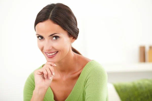 Confident young woman looking at camera — Stock Photo, Image