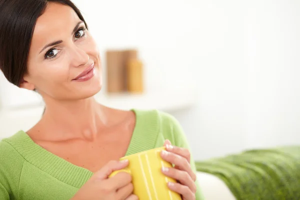 Mujer con taza mirando a la cámara — Foto de Stock