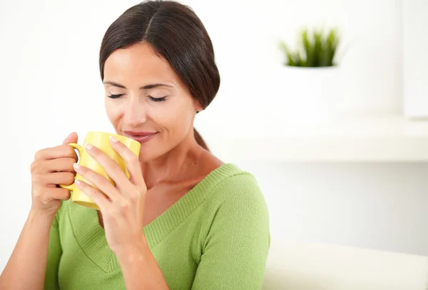 Lady att lukta en kaffekopp — Stockfoto