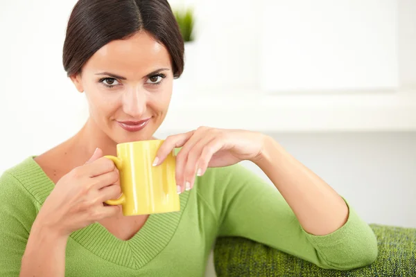 Lady houden een koffiekopje — Stockfoto
