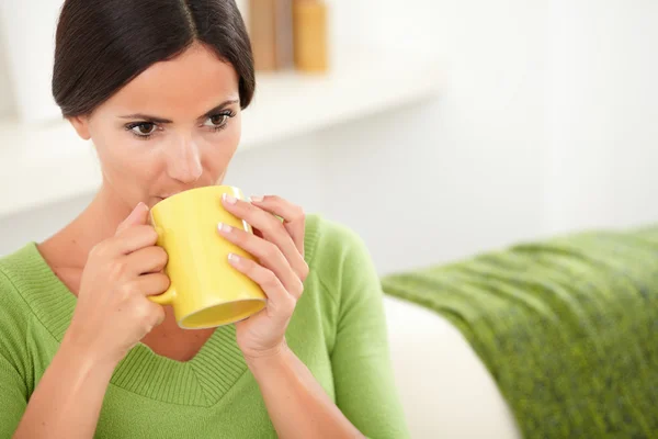 Vrouw haar koffie drinken — Stockfoto