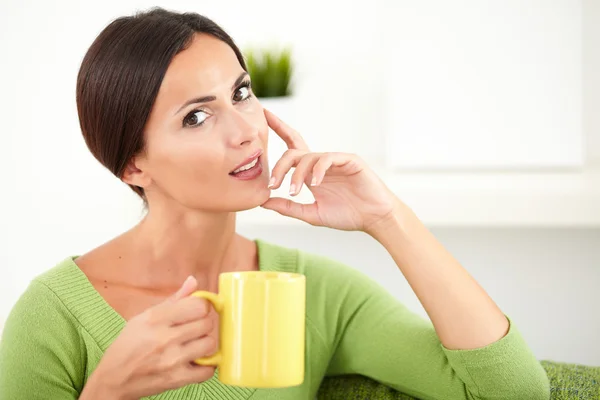 Mulher sorridente com caneca amarela — Fotografia de Stock