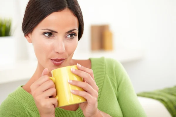 Donna che soffia sul caffè caldo — Foto Stock