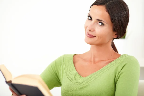 Aantrekkelijke vrouw kijken naar de camera — Stockfoto