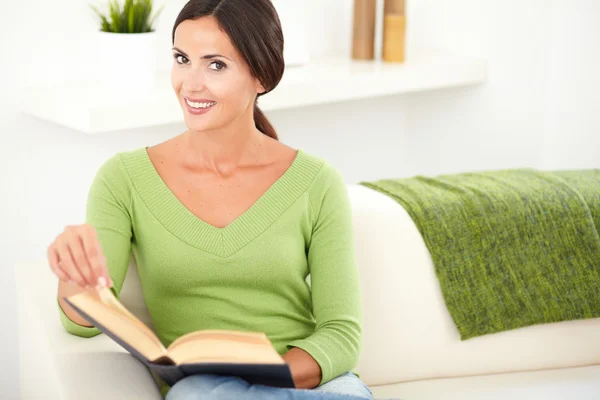 Joven mujer caucásica sosteniendo un libro — Foto de Stock