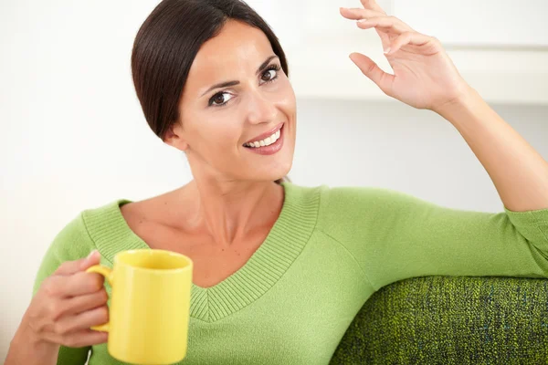 Mooie dame houden haar arm aan de orde gesteld — Stockfoto