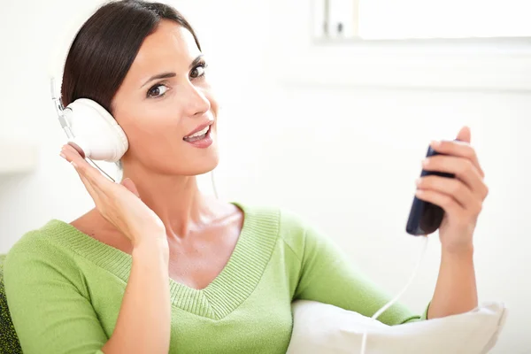 Mujer caucásica escuchando música — Foto de Stock