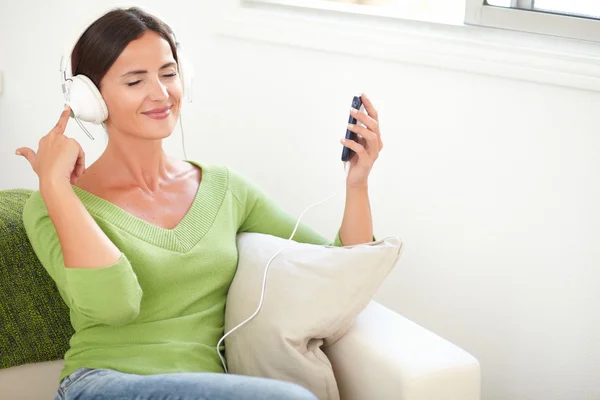 Jovem Mulher ouvindo música — Fotografia de Stock