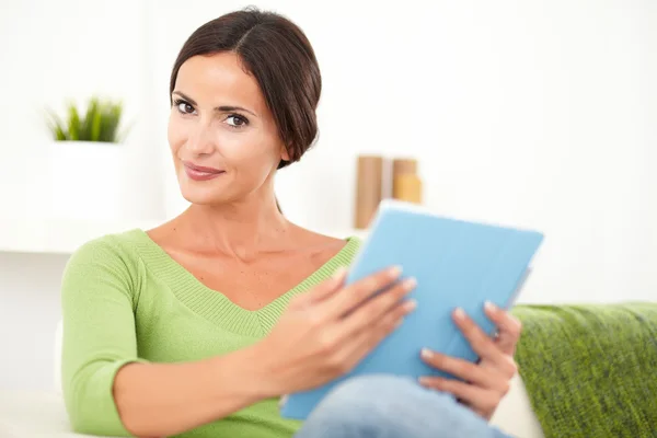 Entspannte junge Frau mit Tablet — Stockfoto