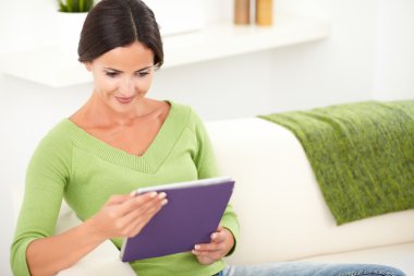 Çekici Bayan tablet kullanma