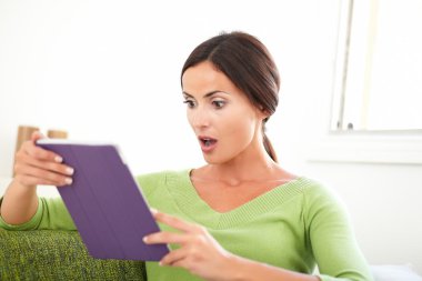 Tablet ile sürpriz genç kadın