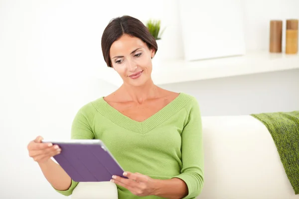 Vrouw met behulp van een Tablet PC — Stockfoto