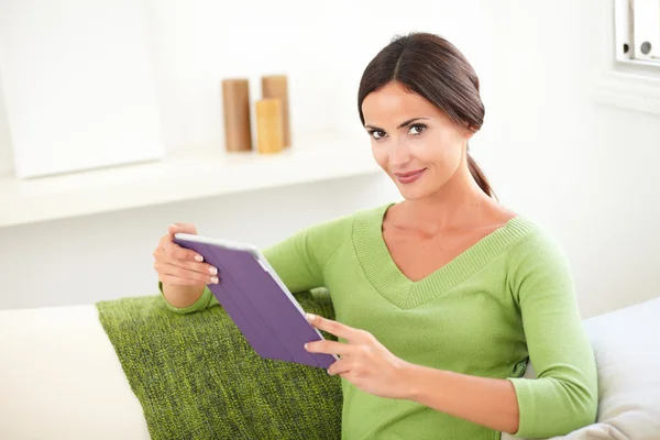 Donna attraente con tablet — Foto Stock